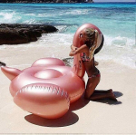 Pripučiamas milžini&scaron;kas flamingo baseino ratas vasaros paplūdimiui ir baseino vakarėliui