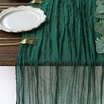 Kalėdinis stalo takelis BOHO stiliaus, žalias, rauk&scaron;lėtas &ndash; 300 x 90 cm