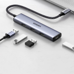 USB-C skirstytuvas su 4x USB 3.2 jungtimis, sidabrinis