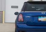 MINI JCW R ženkliukas ant galinių durelių 51147476376 Originalus