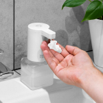 Automatinis putplasčio muilo dozatorius, maitinamas akumuliatoriumi