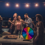 Costway 18 colių laimės rato žaislas su trintuku ir žymekliu Ratuko žaidimai loterijos žaidimams &phi;48 cm