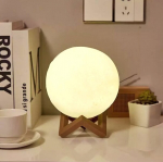 Kompakti&scaron;ka mėnulio formos LED lempa