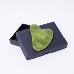 GUA SHA žadeito akmens masažuoklis dežutėje