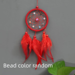 Rankų darbo sapnų gaudyklė su plunksnomis ir karoliukais., Raudona