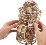 Ugears Sky Watcher stalo laikrodis &ndash; dovana tėvo dienai, astronominis stalo laikrodis, mediniai modelių rinkiniai suaugusiems konstruoti &ndash; medinių laikrodžių rinkiniai, 3d dėlionės &ndash; mechaninis konstravimo rinkinys &ndash; 3d medinės dėlionės