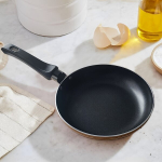 18.03cm Geltona Mini Neprisvylanti Keptuvė su Plastiko Rankenėle