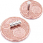 Brudazon 80 mini diskiniai magnetai 3 x 1 mm N52 stipriausio lygio neodimio magnetai itin stiprūs magnetai modelių gamybai, nuotraukoms, lentoms, skelbimų lentoms, &scaron;aldytuvams, rankdarbiams, itin stiprūs magnetiniai diskai