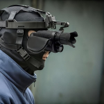 Naktinio matymo monoklis su pilna juoda matomumo funkcija.