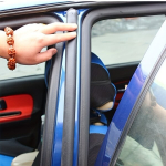 Triuk&scaron;mo ir dulkių sulaikymo automobilio durų sandarinimo juosta.
