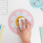 Wondee Mr Wonderful Daisy Pink pelės kilimėlis, itin smulkaus pluo&scaron;to pelės kilimėlis mergaitėms, apvalus neslystantis pelės kilimėlis vaikams - originalios dovanos mergaitėms ir moterims