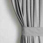 Naktinė užuolaida, su rai&scaron;čiu Restilo Velvet Pleat, sidabro sp., 140 cm x 245 cm