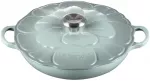 Emaliuotas ketaus puodas Le Creuset Signature Petal, &Oslash;26 cm, 2.2 l, žalia sp.